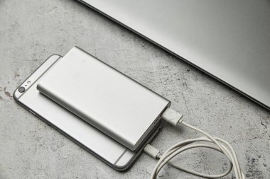 Power Bank 'tan akıllı telefon şarj ediliyor