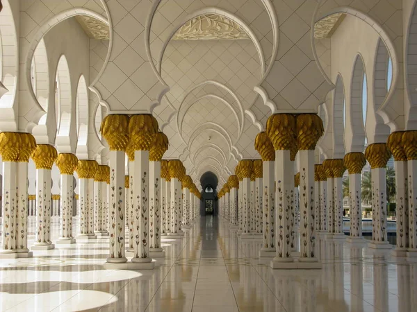 Şeyh Zayed Büyük Camii 'nde zengin sütunları olan galeri.