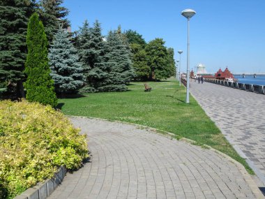 Parklar, fenerler ve yemyeşil ağaçlarla dolu nehir seti.