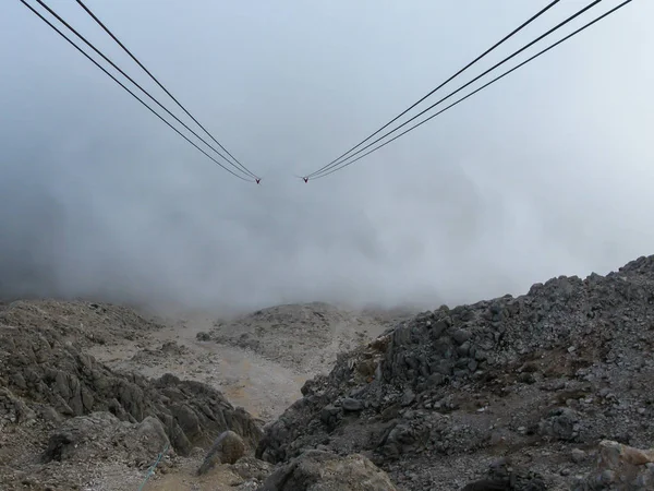 Καλώδια funicular πηγαίνει κάτω από την κορυφή του βουνού σε — Φωτογραφία Αρχείου