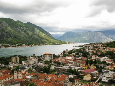 Kotor şehrinin Kotor ve Dobrota körfezi manzarası 