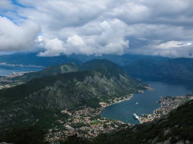 Karadağ 'ın Kotor Körfezi ve Kotor kentinin panoramik manzarası