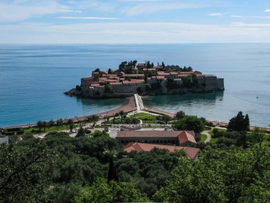 Karadağ 'ın Sveti Stefan adasında yüksek bir noktadan güzel bir panoramik manzara