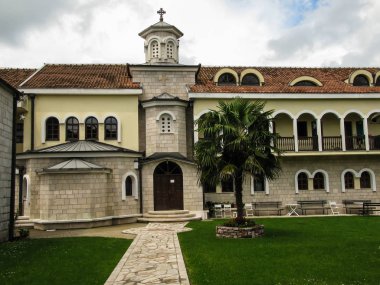 Karadağ 'ın Zdrebaonik manastırının avlusunda çimen ve teras