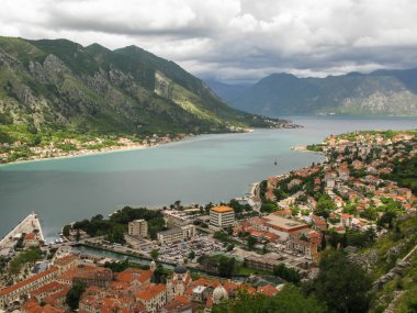 Kotor Körfezi ve Kotor şehrinin Dobrota bölgesinin manzarası San Giovanni Kalesi 'ne giden yoldan