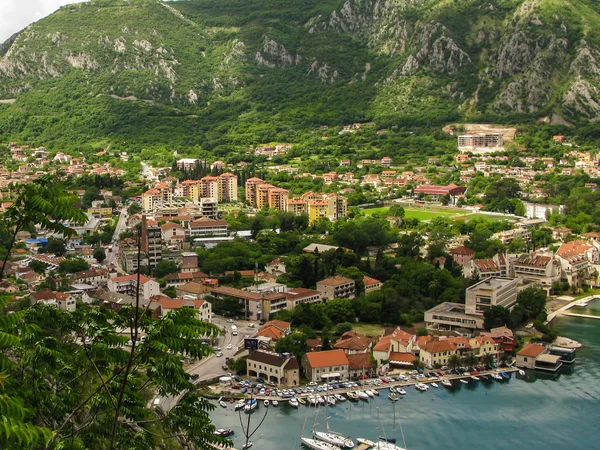 Vista da baía de Kotor e área de Dobrota da cidade de Kotor — Fotografia de Stock