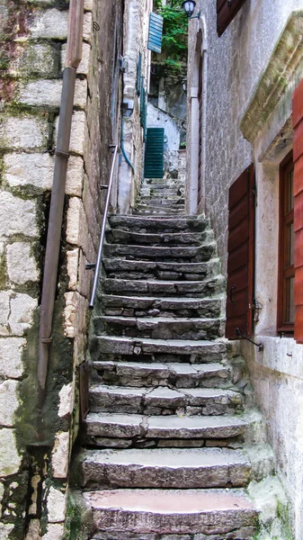 Branta trappor på en smal gata i gamla stan i Kotor — Stockfoto