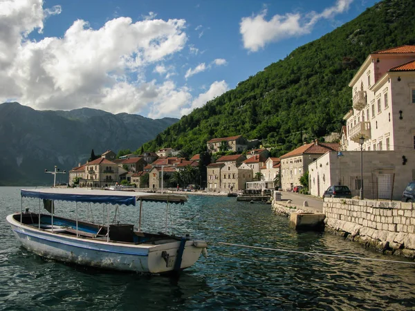 Vista de la ciudad de Perast en la bahía de Kotor — Foto de Stock