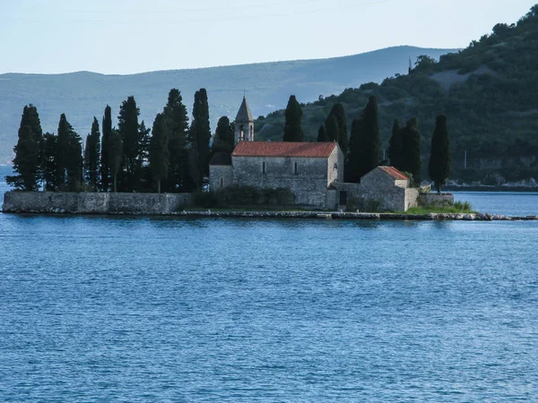 Monasterio benedictino de San Jorge en Perast, bahía de Kotor — Foto de Stock