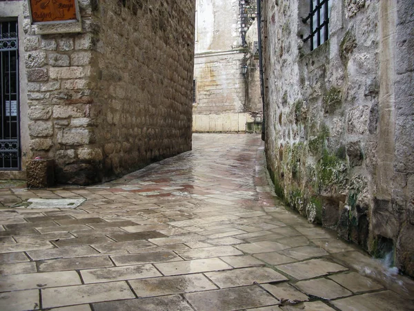 Τα στενά πέτρινα δρομάκια είναι άδεια κατά τη διάρκεια της βροχής, Κοτόρ, Μαυροβούνιο — Φωτογραφία Αρχείου