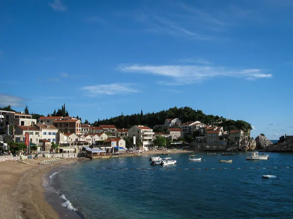 Vista de la ciudad Przno desde la bahía, playa de arena, montañas — Foto de Stock