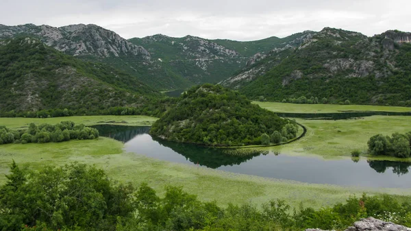 Panorámás kilátás nyílik a szigetre a Skadar-tavon — Stock Fotó