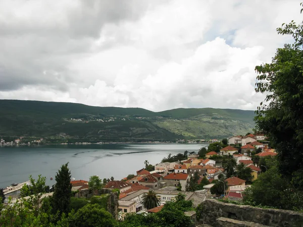 Hermosa vista panorámica desde un punto alto a la zona del casco antiguo de Herceg Novi, Montenegro — Foto de Stock