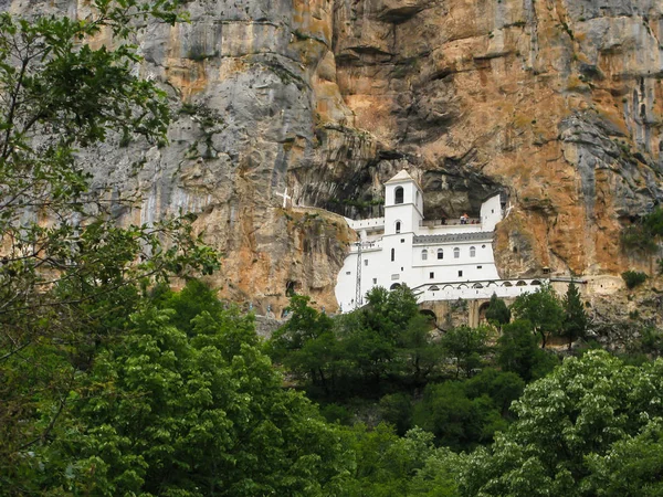 Panoramautsikt över Ostrog kloster, Montenegro — Stockfoto