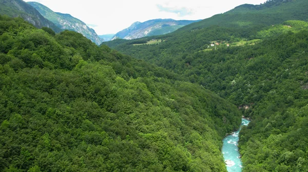 Kilátás a Tara folyó kanyonjára a montenegrói Djurdzhevich hídról — Stock Fotó