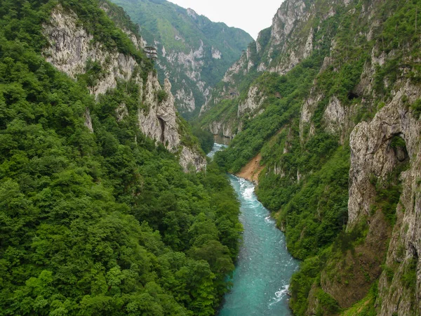 Kilátás a Piva folyó kanyonjára a montenegrói erőmű gátjáról — Stock Fotó