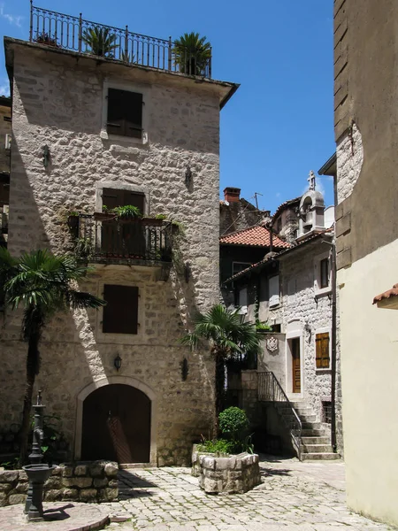 Pequena praça na cidade velha de Kotor em um dia ensolarado, Montenegro — Fotografia de Stock