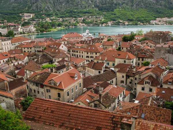 Vista del casco antiguo de Kotor desde el camino al Castillo de San Giovanni — Foto de Stock