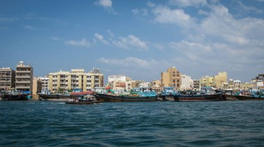 Deira Koyu kıyısındaki modern binalar ve eski moda geleneksel tekneler.