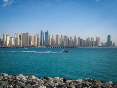 Yapay ada Palm Jumeirah, Dubai, Uae 'den kumsal ve gökdelenlerin manzarası
