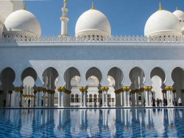 Parlak beyaz Şeyh Zayed Büyük Cami