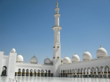 Parlak beyaz Şeyh Zayed Büyük Cami