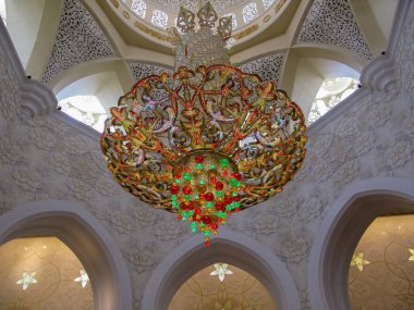 Şeyh Zayed Büyük Camii 'nde Swarovski kristalleriyle süslenmiş muhteşem avize, Abu Dabi, Uae
