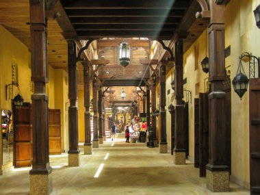 Madinat Jumeirah pazarında ön planda bir güneş ışığı huzmesi olan koridor, Dubai, Uae