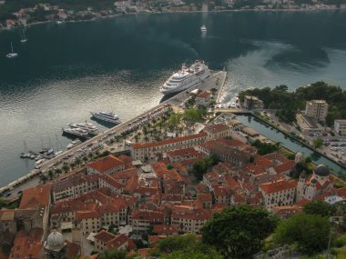 Kotor Körfezi ve eski Kotor kasabası manzarası