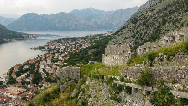 Murallas de Castillo de San Giovanni en la ciudad de Kotor y vista panorámica del casco antiguo — Foto de Stock