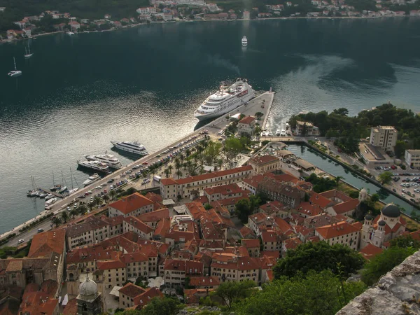 Vista de la bahía de Kotor y el casco antiguo de Kotor — Foto de Stock