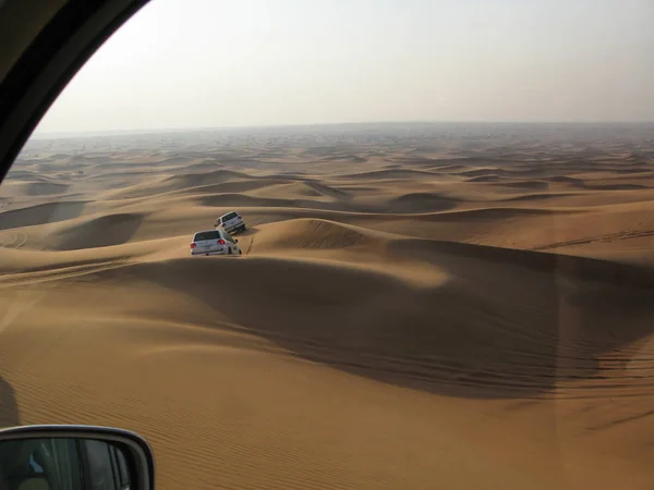 Вид из окна автомобиля на пустыню, Дубай, ОАЭ — стоковое фото