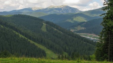Bukovel dağının tepesinden Karpat dağlarının manzarası