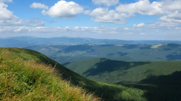Θέα των Καρπαθίων βουνών σε μια ηλιόλουστη μέρα του καλοκαιριού από την κορυφή της Goverla Mountain, Καρπάθια, Ουκρανία — Φωτογραφία Αρχείου