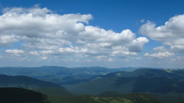 Θέα των Καρπαθίων βουνών σε μια ηλιόλουστη μέρα του καλοκαιριού από την κορυφή της Goverla Mountain, Καρπάθια, Ουκρανία — Φωτογραφία Αρχείου