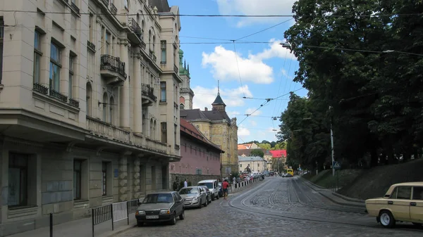 Vista de rua com trilhos de bonde e estrada de pedras de pavimentação velha, Lviv, U — Fotografia de Stock