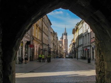 Florianska caddesinin manzarası ve Aziz Mary Bazilikası 'nın Barbican, Krakow kapısından geçen kuleleri.