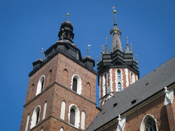 Bottenvy över tornen i St. Mary 's Basilica, Krakow — Stockfoto