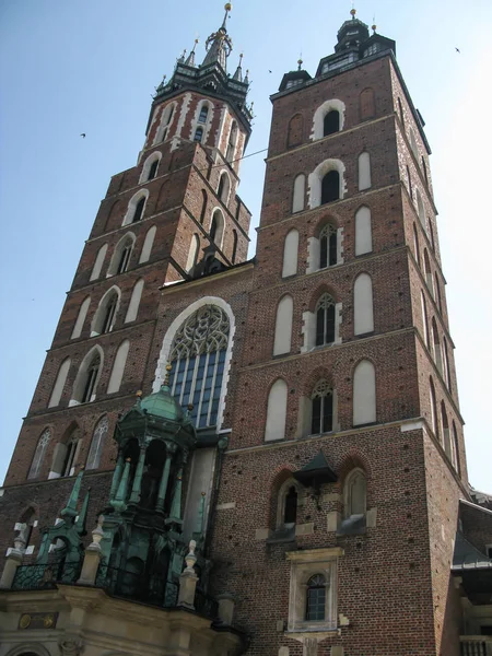 Vista frontal de las torres de la Basílica de Santa María, Cracovia — Foto de Stock