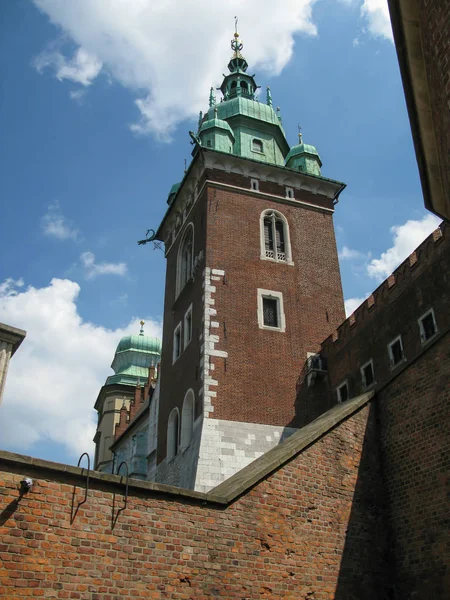 Ο πύργος του Wawel Royal Cathedral του Αγίου Stanislaus B. M. Krakow — Φωτογραφία Αρχείου