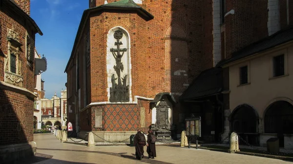 Två munkar nära St. Mary 's Basilica, Krakow, Polen — Stockfoto