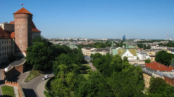 Blick auf Wawel königliche Burg, Wisla Fluss und panoramischen Blick auf die Stadt von der Spitze des sandomierska Turm, Krakau — Stockfoto
