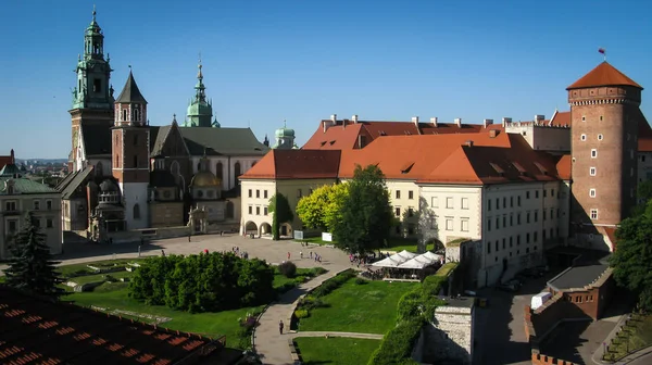 Vista del Castillo Real de Wawel, el río Wisla y vista panorámica de la ciudad de Cracovia — Foto de Stock