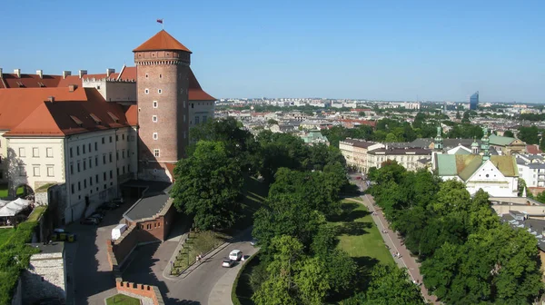 Vista do Castelo Real de Wawel, rio Wisla e vista panorâmica da cidade de Cracóvia — Fotografia de Stock