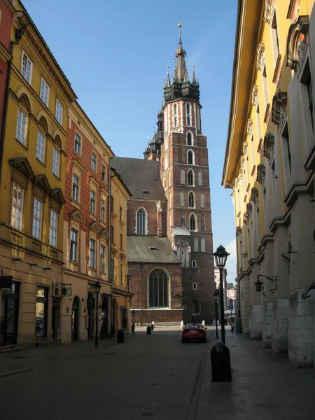 Vista de la calle Florianska y torres de la Basílica de Santa María, Cracovia — Foto de Stock