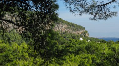 mavi bulutsuz gökyüzü, dağlar ve daima yeşil ağaçlar, Kemer, Türkiye