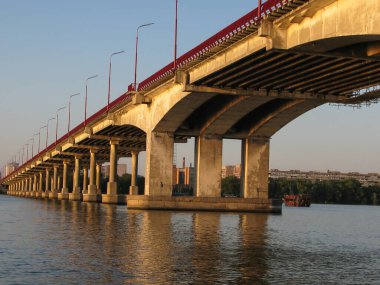 Şehrin panoramik manzarası ve Dnipro Nehri üzerindeki köprü batan güneş, Dnipro şehri, Ukrayna ile aydınlanıyor.