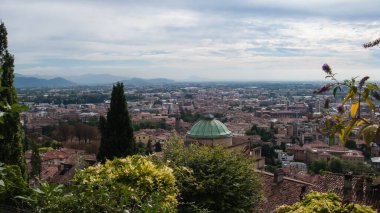 Rocca (Rocca di Bergamo) kalesinden panoramik dağlar ve şehir manzarası, Bergamo, İtalya