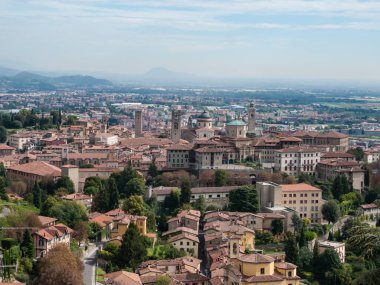 San Vigilio, Bergamo, İtalya 'dan Apennines ve Padan ovalarının panoramik manzarası