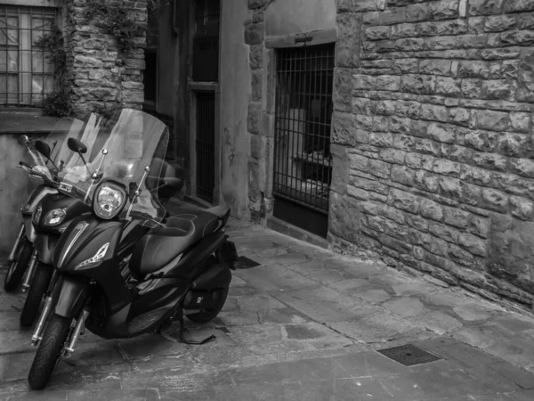 Moderne Motorfietsen Een Oude Straat Zwart Wit Foto Bergamo Italië — Stockfoto